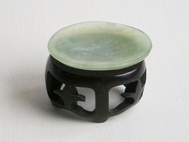 Xiu yu jade snuff dish – (4785)